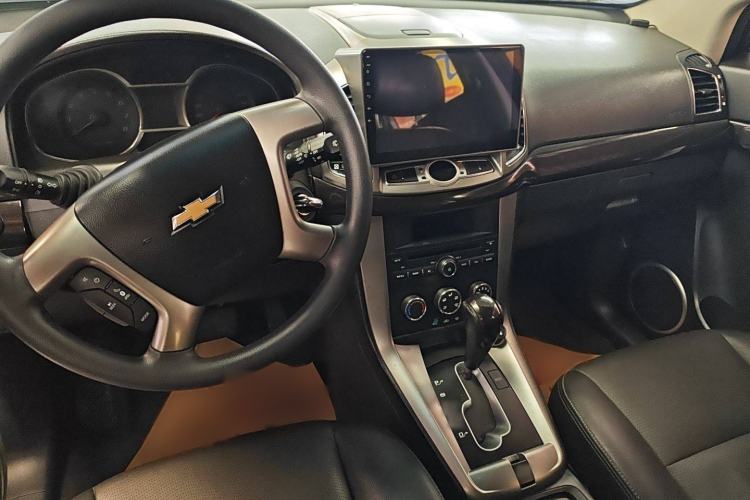 Used Chevrolet Captiva 2015 2.4L Two-Wheel Drive Urban Version 7 Seats Interior 3