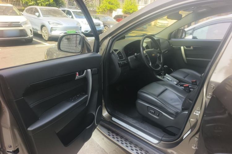 Used Chevrolet Captiva 2015 2.4L Two-Wheel Drive Urban Version 7 Seats Interior 3