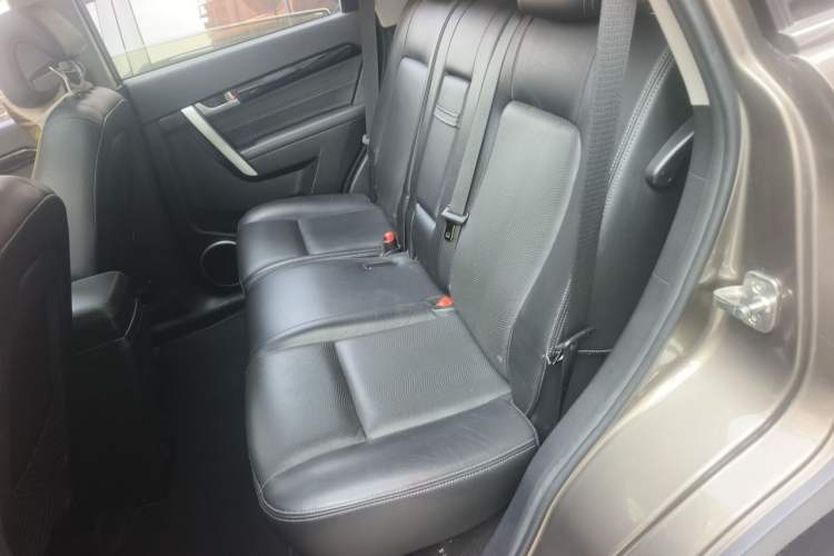 Used Chevrolet Captiva 2015 2.4L Two-Wheel Drive Urban Version 7 Seats Interior 4