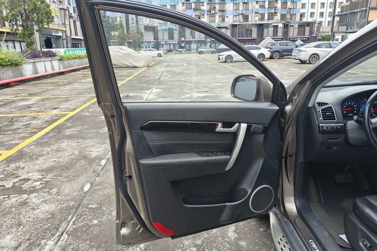 Used Chevrolet Captiva 2015 2.4L 4x4 Flagship Edition 7-Seater Interior 6