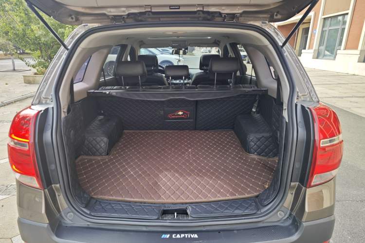 Used Chevrolet Captiva 2015 2.4L 4x4 Flagship Edition 7-Seater Interior 8