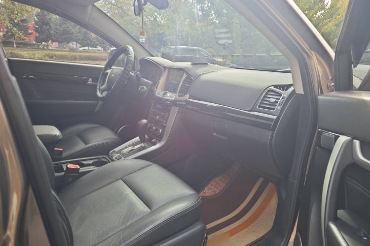 Used Chevrolet Captiva 2015 2.4L 4x4 Flagship Edition 7-Seater Interior 9