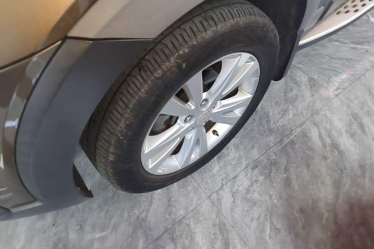Used Chevrolet Captiva 2015 2.4L 4x4 Flagship Edition 7-Seater Left Front Wheel Hub