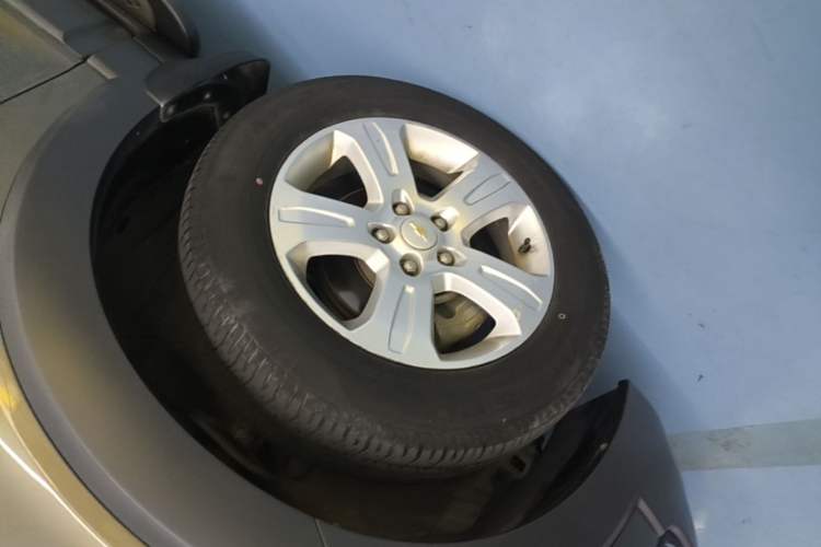 Used Chevrolet Captiva 2015 2.4L Two-Wheel Drive Urban Version 7 Seats Left Front Wheel Hub