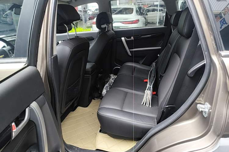 Used Chevrolet Captiva 2015 2.4L Two-Wheel Drive Urban Version 7 Seats Left Rear Seat