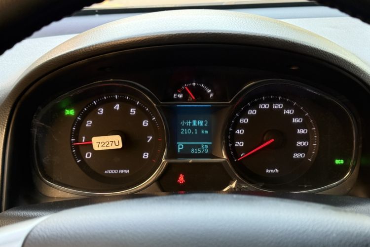 Used Chevrolet Captiva 2015 2.4L 4x4 Flagship Edition 7-Seater Odometer Close Up