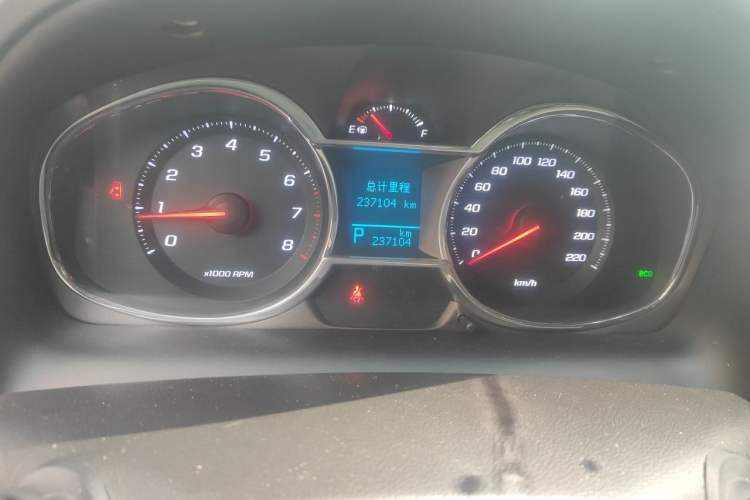 Used Chevrolet Captiva 2015 2.4L 4x4 Flagship Edition 7-Seater Odometer Close Up