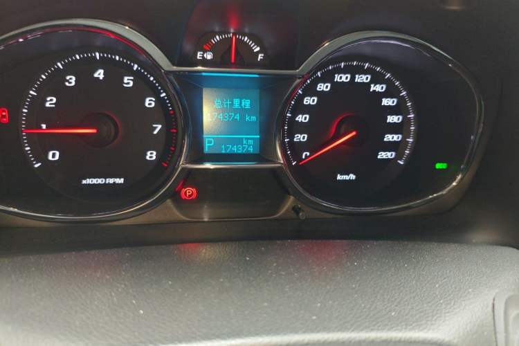 Used Chevrolet Captiva 2015 2.4L 4x4 Flagship Edition 7-Seater Odometer Close Up