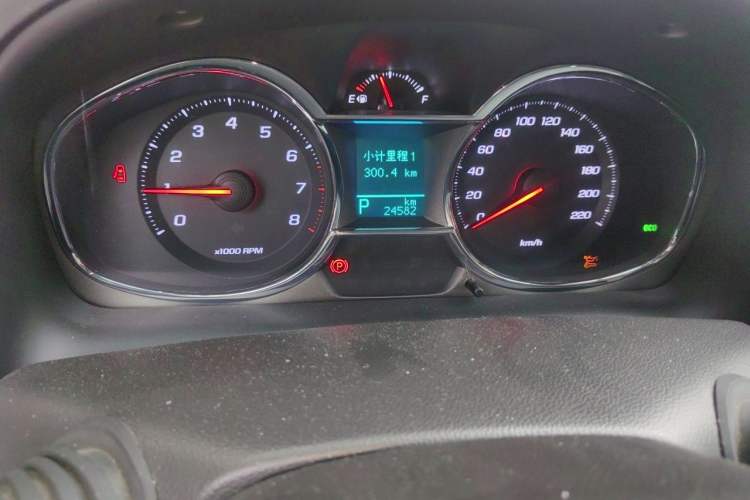 Used Chevrolet Captiva 2015 2.4L Two-Wheel Drive Urban Version 7 Seats Odometer Close Up