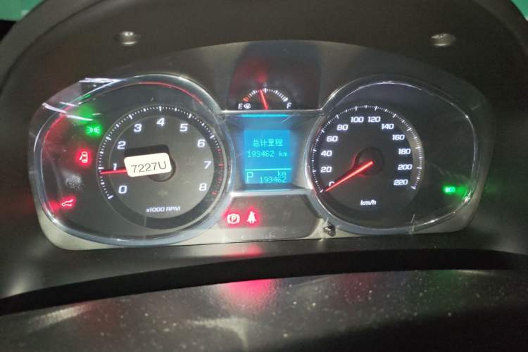 Used Chevrolet Captiva 2015 2.4L 4x4 Flagship Edition 7-Seater Odometer Close Up