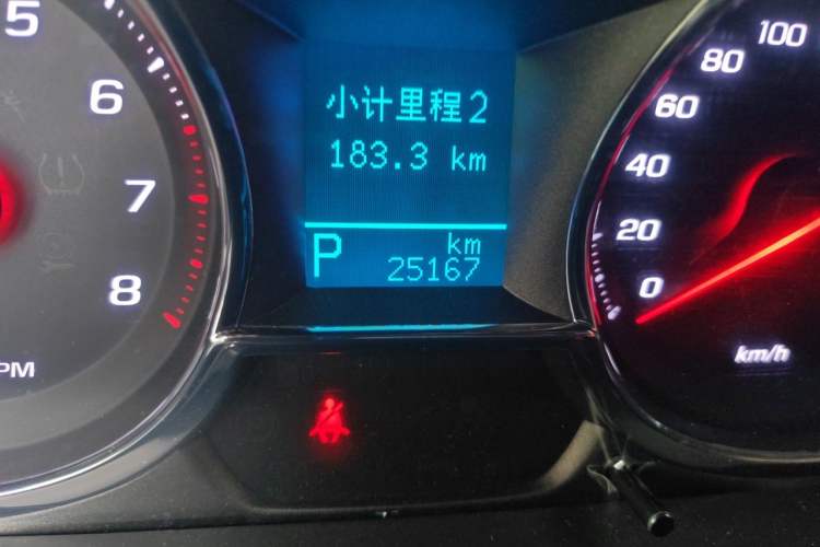 Used Chevrolet Captiva 2015 2.4L Two-Wheel Drive Urban Version 7 Seats Odometer Close Up