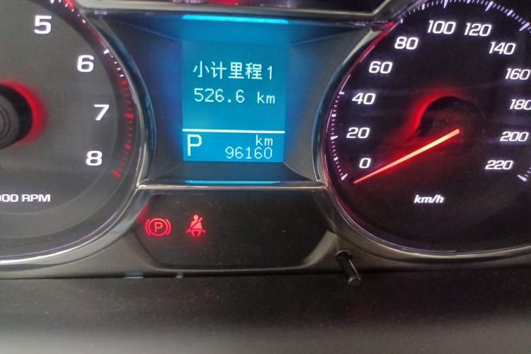 Used Chevrolet Captiva 2015 2.4L 4x4 Flagship Edition 7-Seater Odometer Close Up
