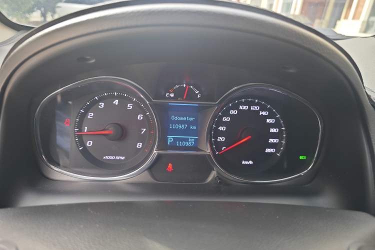 Used Chevrolet Captiva 2015 2.4L 4x4 Flagship Edition 7-Seater Odometer Close Up