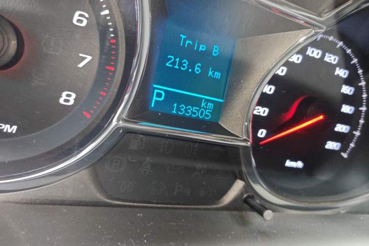 Used Chevrolet Captiva 2015 2.4L Two-Wheel Drive Urban Version 7 Seats Odometer Close Up