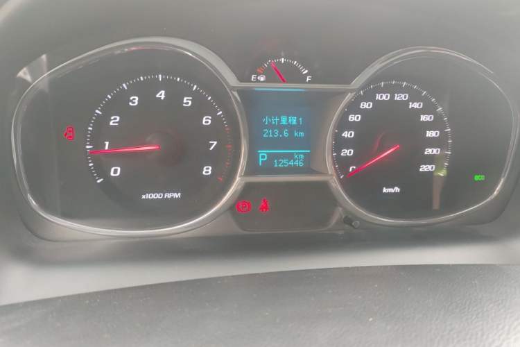 Used Chevrolet Captiva 2015 2.4L 4x4 Flagship Edition 7-Seater Odometer Close Up