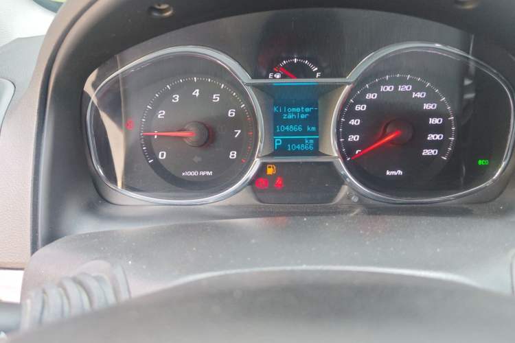 Used Chevrolet Captiva 2015 2.4L Two-Wheel Drive Urban Version 7 Seats Odometer Close Up