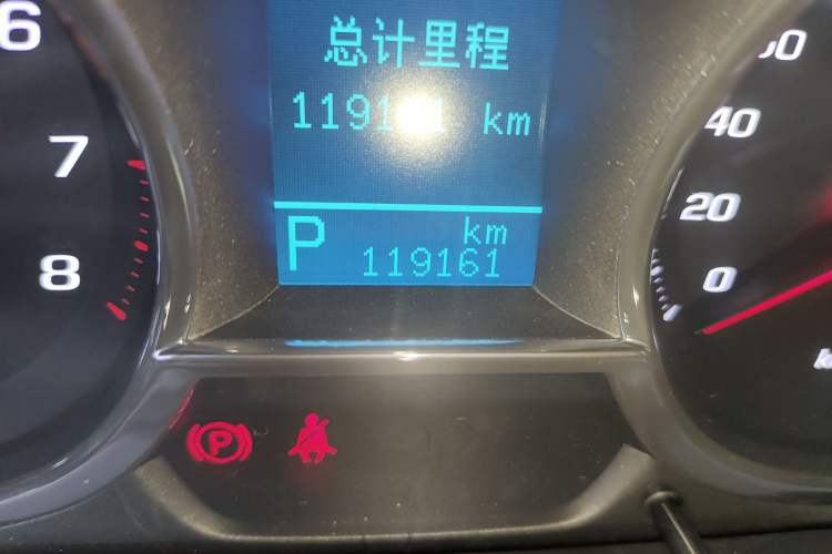 Used Chevrolet Captiva 2015 2.4L 4x4 Flagship Edition 7-Seater Odometer Close Up