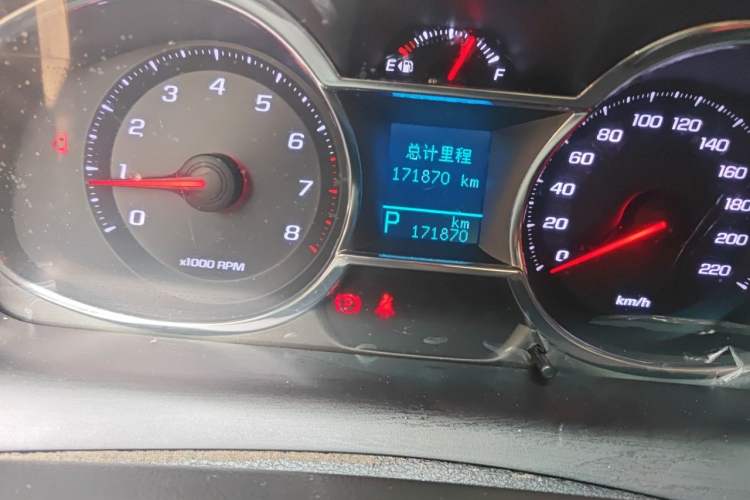 Used Chevrolet Captiva 2015 2.4L Two-Wheel Drive Urban Version 7 Seats Odometer Close Up
