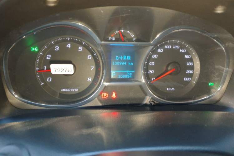 Used Chevrolet Captiva 2015 2.4L 4x4 Flagship Edition 7-Seater Odometer Close Up