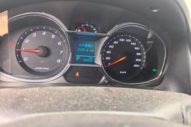 Used Chevrolet Captiva 2015 2.4L 4x4 Flagship Edition 7-Seater Odometer Close Up