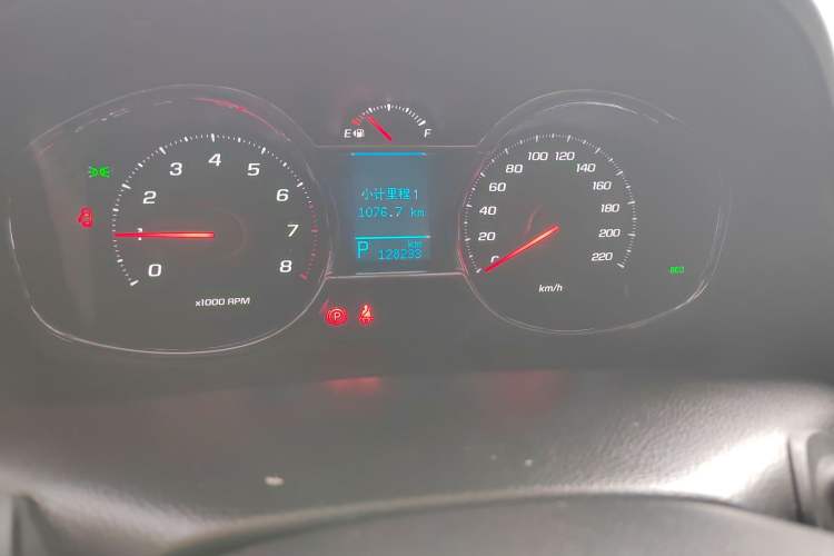 Used Chevrolet Captiva 2015 2.4L 4x4 Flagship Edition 7-Seater Odometer Close Up
