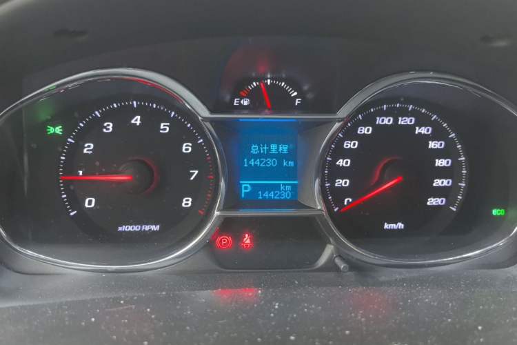 Used Chevrolet Captiva 2015 2.4L 4x4 Flagship Edition 7-Seater Odometer Close Up