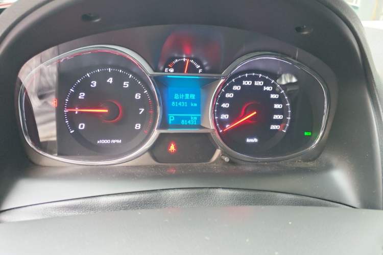 Used Chevrolet Captiva 2015 2.4L 4x4 Flagship Edition 7-Seater Odometer Close Up