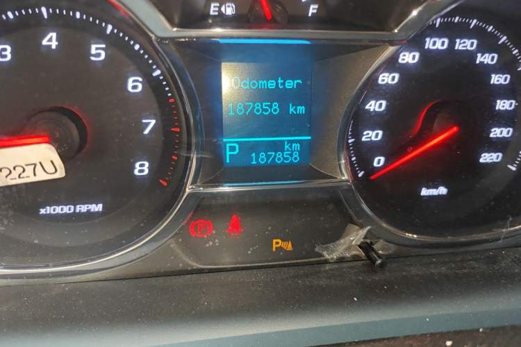 Used Chevrolet Captiva 2015 2.4L 4x4 Flagship Edition 7-Seater Odometer Close Up