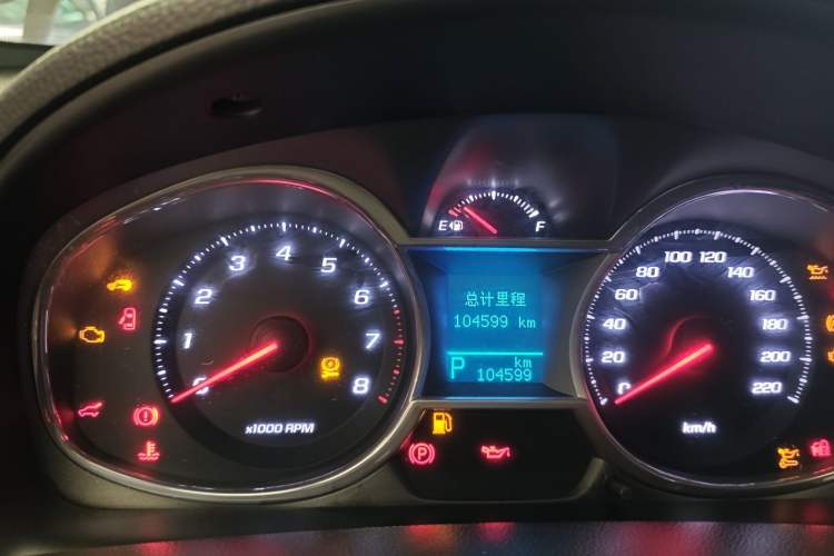 Used Chevrolet Captiva 2015 2.4L Two-Wheel Drive Urban Version 7 Seats Odometer Close Up