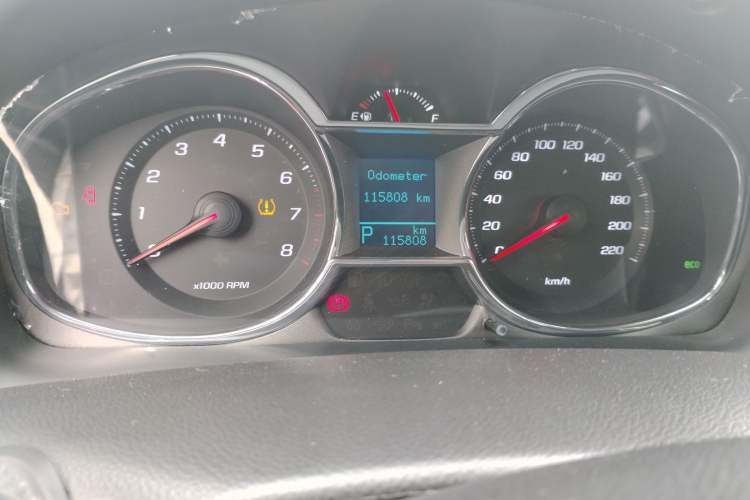 Used Chevrolet Captiva 2015 2.4L 4x4 Flagship Edition 7-Seater Odometer Close Up