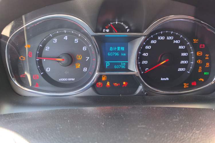 Used Chevrolet Captiva 2015 2.4L 4x4 Flagship Edition 7-Seater Odometer Close Up