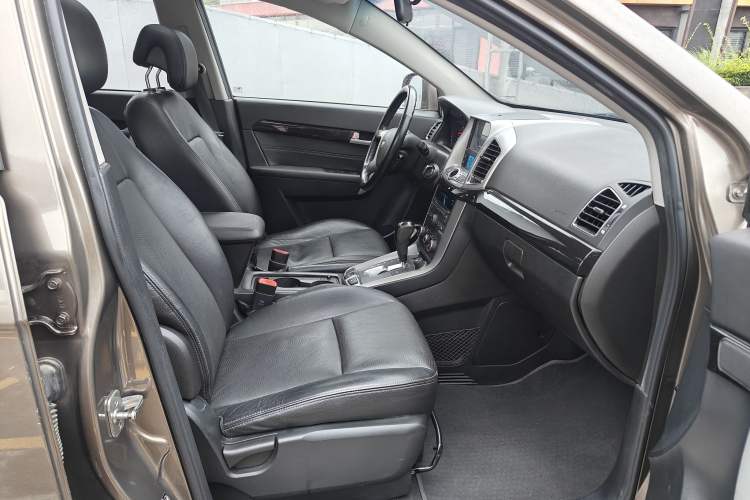 Used Chevrolet Captiva 2015 2.4L 4x4 Flagship Edition 7-Seater Right Front Seat