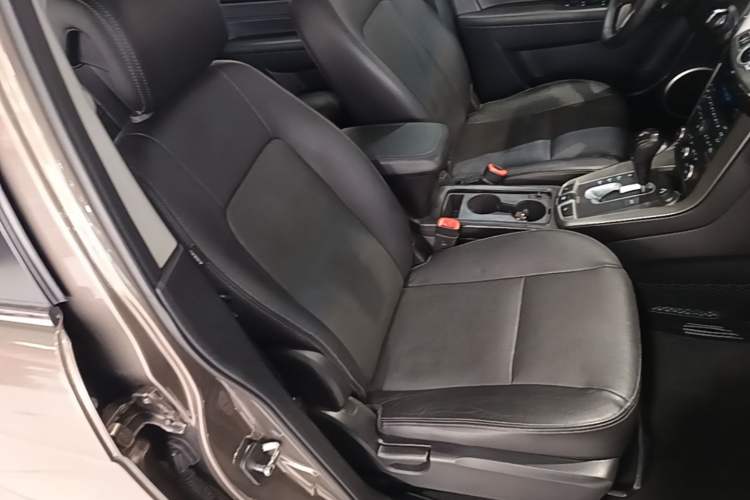 Used Chevrolet Captiva 2015 2.4L 4x4 Flagship Edition 7-Seater Right Front Seat