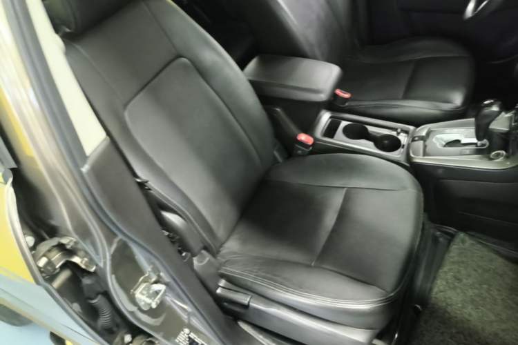 Used Chevrolet Captiva 2015 2.4L Two-Wheel Drive Urban Version 7 Seats Right Front Seat