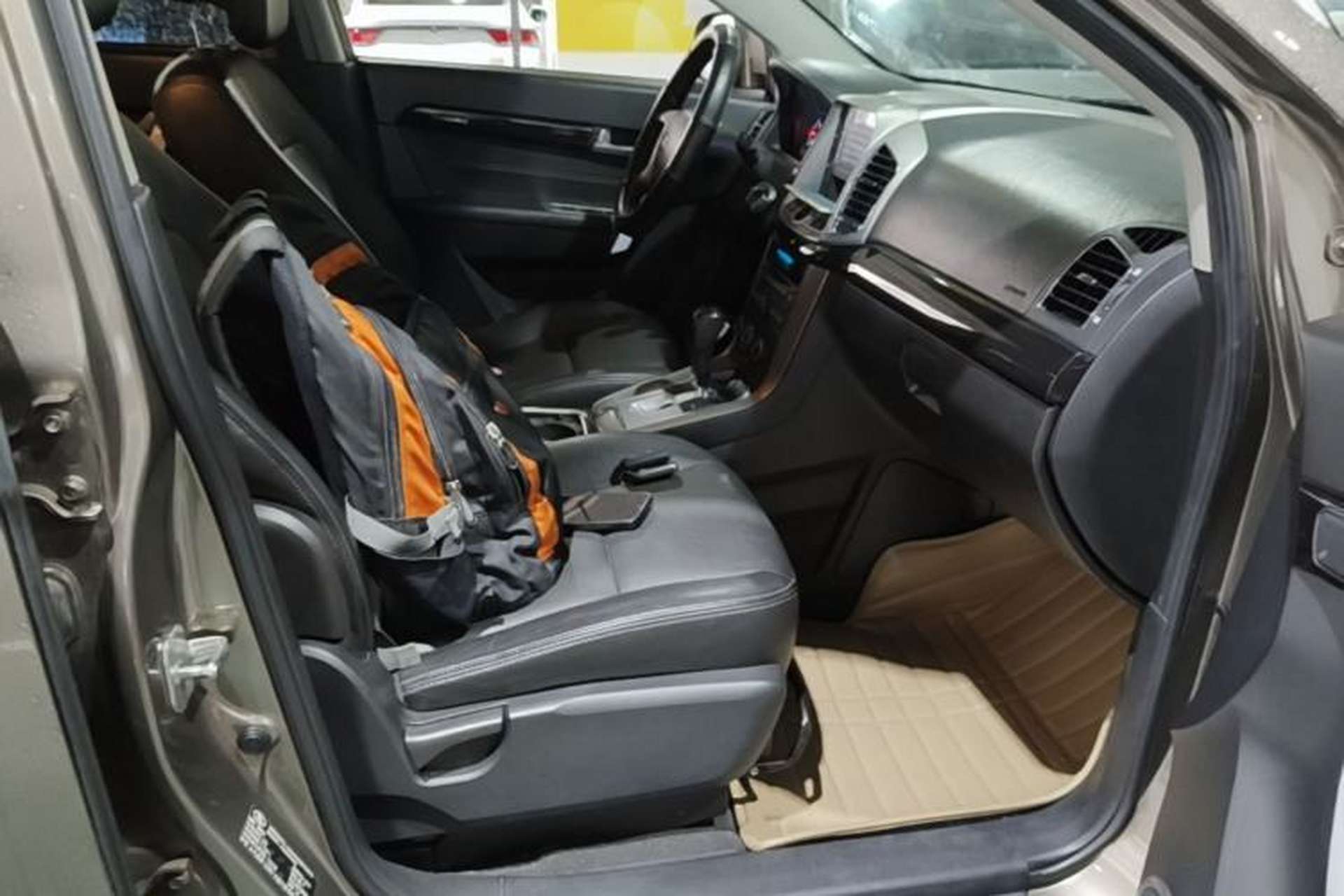 Used Chevrolet Captiva 2015 2.4L Two-Wheel Drive Urban Version 7 Seats Right Front Seat