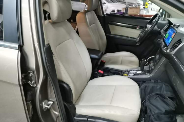 Used Chevrolet Captiva 2015 2.4L Two-Wheel Drive Urban Version 7 Seats Right Front Seat