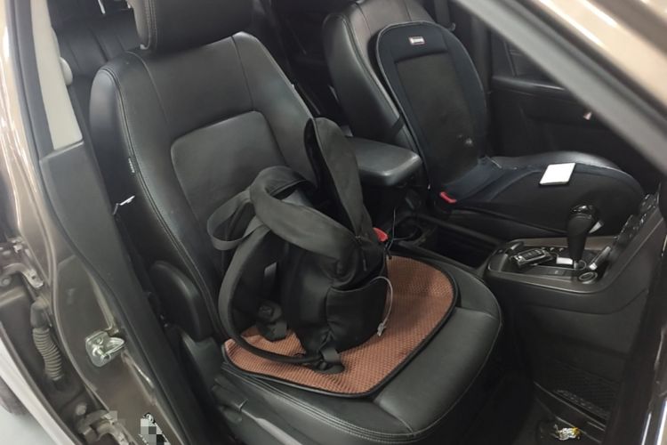 Used Chevrolet Captiva 2015 2.4L Two-Wheel Drive Urban Version 7 Seats Right Front Seat