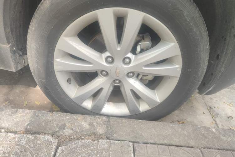 Used Chevrolet Captiva 2015 2.4L 4x4 Flagship Edition 7-Seater Right Front Wheel Hub