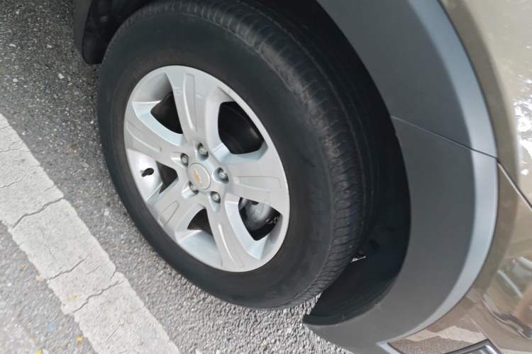 Used Chevrolet Captiva 2015 2.4L Two-Wheel Drive Urban Version 7 Seats Right Front Wheel Hub