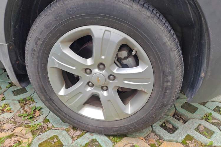 Used Chevrolet Captiva 2015 2.4L Two-Wheel Drive Urban Version 7 Seats Right Front Wheel Hub