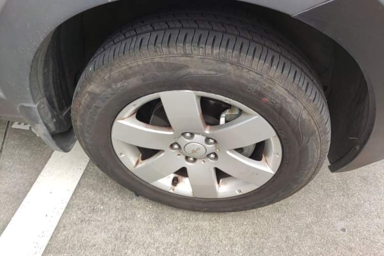 Used Chevrolet Captiva 2015 2.4L Two-Wheel Drive Urban Version 7 Seats Right Front Wheel Hub