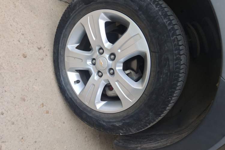 Used Chevrolet Captiva 2015 2.4L Two-Wheel Drive Urban Version 7 Seats Right Front Wheel Hub