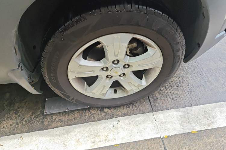 Used Chevrolet Captiva 2015 2.4L Two-Wheel Drive Urban Version 7 Seats Right Front Wheel Hub