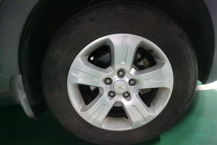 Used Chevrolet Captiva 2015 2.4L Two-Wheel Drive Urban Version 7 Seats Right Front Wheel Hub