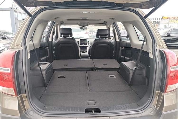 Used Chevrolet Captiva 2015 2.4L 4x4 Flagship Edition 7-Seater Trunk
