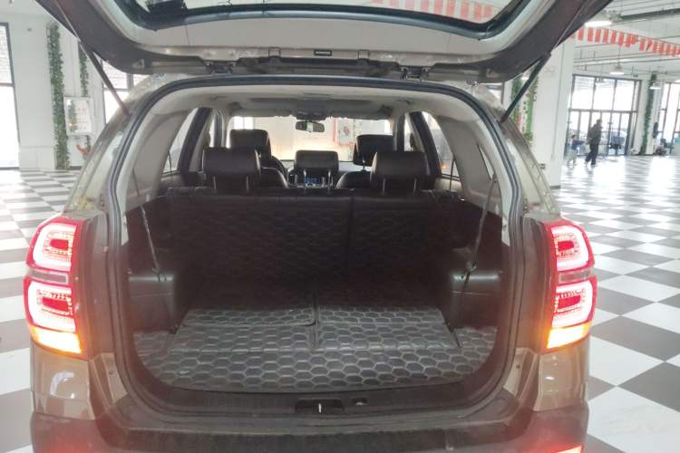 Used Chevrolet Captiva 2015 2.4L 4x4 Flagship Edition 7-Seater Trunk