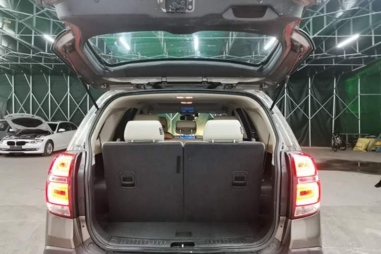 Used Chevrolet Captiva 2015 2.4L Two-Wheel Drive Urban Version 7 Seats Trunk