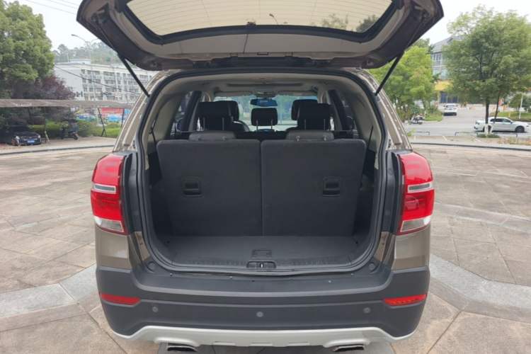 Used Chevrolet Captiva 2015 2.4L Two-Wheel Drive Urban Version 7 Seats Trunk