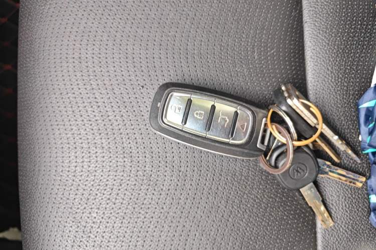 Used Chevrolet Captiva 2015 2.4L Two-Wheel Drive Urban Version 7 Seats Vehicle Key