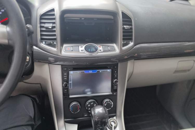 Used Chevrolet Captiva 2015 2.4L Two-Wheel Drive Urban Version 5 Seats Audio And AC Panel